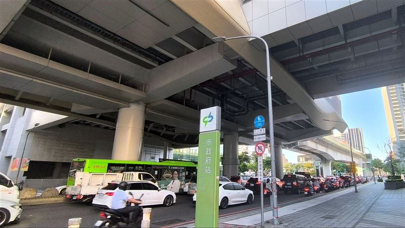 台中捷運綠線「差1站差最大」房價落差前五名出爐!其中又以「市政府站」最誇張,差不多屋況的30坪房屋,只要願意買在「文心櫻花站」,1間至少便宜300萬起跳。(圖/永慶房屋提供)
