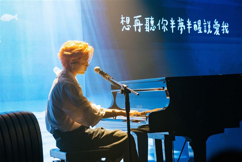 吳昱廷以鋼琴演奏貫穿整場演出,誠意十足。(圖/滾石唱片提供)