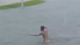 暴雨灌滿滯洪池成泳池！彰化刺青男「全裸跳下」爽裸泳　下場糗了（圖／翻攝畫面）
