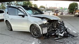 台中千萬豪車對撞！保時捷「擊落賓士」車頭撞開花⋯慘成一團廢鐵（圖／民眾提供） 