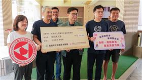 賴瑞隆捐贈著作《小鴨把拔向前衝：賴瑞隆報到》版稅10萬元捐贈予高雄市社福慈善總會，盼支持社福團體持續投入弱勢關懷、急難扶助與社區照顧，延續善的循環。（圖／賴瑞隆辦公室提供） 