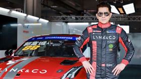 郭富城日前在浙江寧波參加賽車，老婆方媛帶著2個女兒特別來應援。（微博圖片）