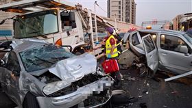 國道2恐怖連環撞！10車撞成團成廢鐵　7人受傷送醫⋯年紀最小僅13歲（圖／翻攝畫面）