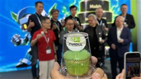 輝達執行長黃仁勳現身 COMPUTEX，巡禮廣達展區並品嚐「AI 五層蛋糕」。面對 AI 產業進入高速「渦輪加速」期，黃仁勳強調應用與算力需求暴增，供應鏈夥伴如廣達等已全面衝刺下半年 Blackwell 與 Rubin 量產計畫。（圖／記者師瑞德攝影）