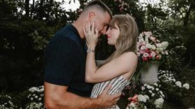 NFL球星凱爾西（Travis Kelce）向女友流行天后泰勒絲（Taylor Swift）求婚。（圖／翻攝自IG @taylorswift
）