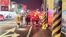 岡山空軍官校旁傳爆炸聲！電桿猛噴火花　「松鼠屍塊」掉滿地（圖／翻攝畫面）