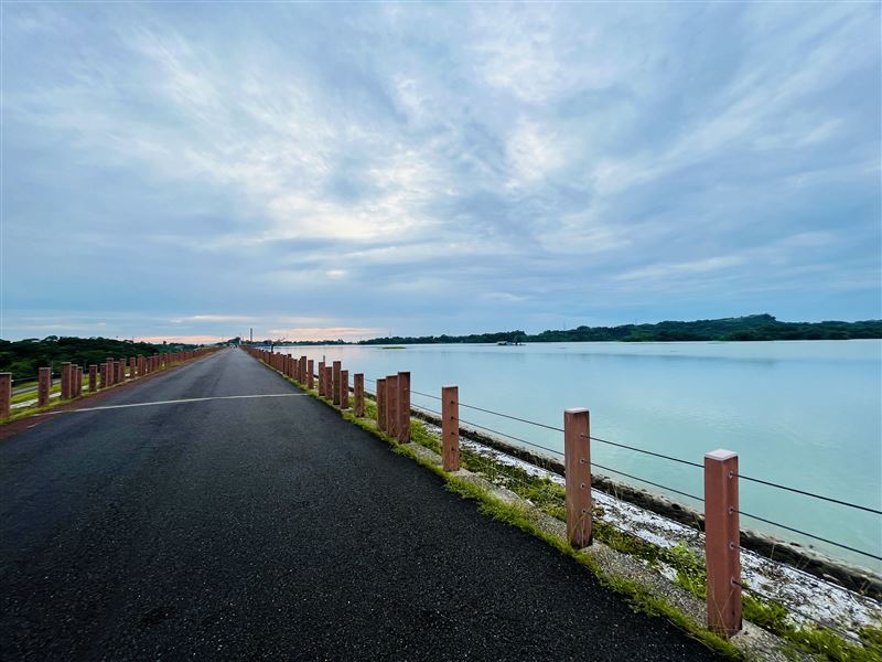 漫遊仁義潭享受慢時光，嘉義縣湖畔景觀餐廳與人氣咖啡廳。（圖／嘉義縣政府提供）