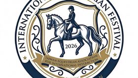 2026國際馬術節於桃園龍潭盛大舉行，卻因國名標示引發爭議。主辦單位在無中國選手參賽下，竟將台灣標示為「中華台北」，更將日本誤植為「Japanese」，遭質疑自我矮化。桃園市體育局對此祭出鐵腕，強調國名誤植疏失嚴重，宣布全面撤回今年賽事補助並拔除指導單位頭銜，明年亦拒絕贊助。（圖／翻攝自台灣國際馬術交流協會官網） 