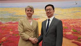 英外交大臣北京會晤國家副主席韓正英國外交大臣古柏（左）2日在北京與中國國家副主席韓正（右）會晤。（英國外交部提供）中央社記者陳韻聿倫敦傳真　115年6月3日