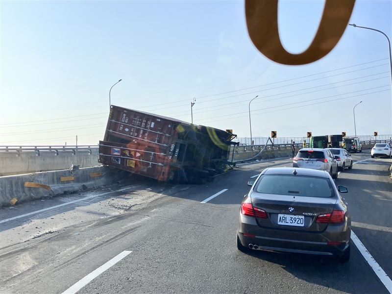 台66線27公里東向往國道3號大溪路段，北上匝道口發生聯結車翻車事故。（圖／翻攝畫面）