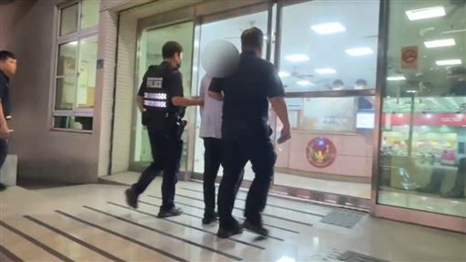 女店員遭襲胸喊「報警」他噁回：抱緊一點
