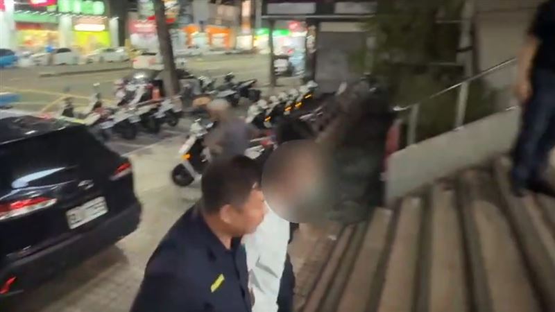 高雄涉嫌性騷擾的50歲蘇姓男子被警方逮捕。（圖／翻攝畫面）