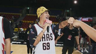 屁孩Ryan任職籃戰神MC　巷弄藏車密會女神