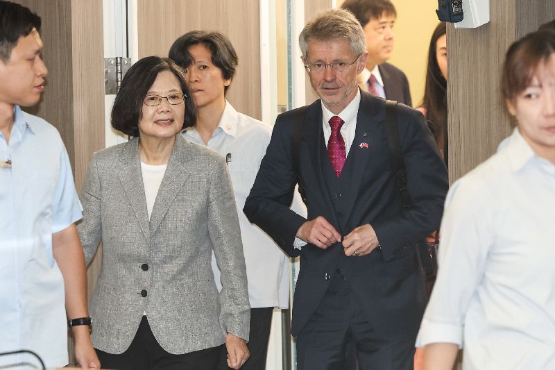 捷克台北中心「哈維爾對話：變動世界中的人權與責任」論壇，3日上午在政大公企中心舉行，前總統蔡英文（左）與捷克參議院議長韋德齊（Milos Vystrcil）（右）出席。（圖／中央社）