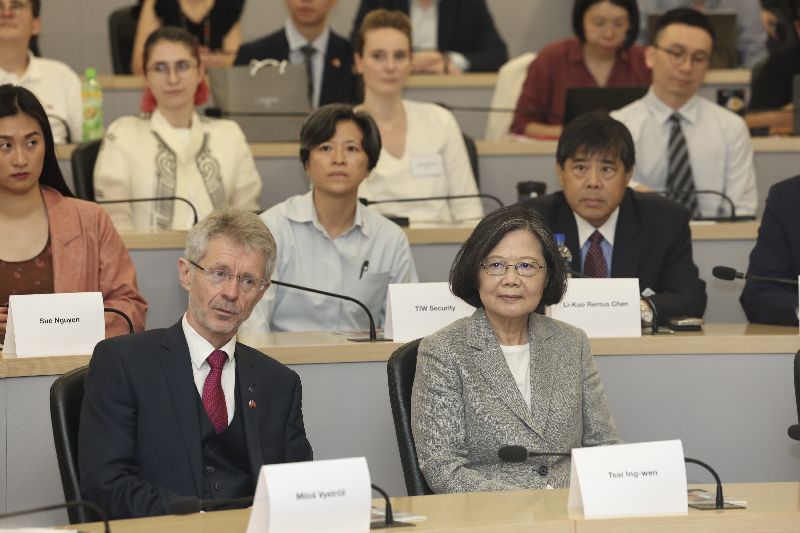 捷克台北中心「哈維爾對話：變動世界中的人權與責任」論壇，3日上午在政大公企中心舉行，前總統蔡英文（前右）與捷克參議院議長韋德齊（Milos Vystrcil）（前左）出席論壇。(圖／中央社）