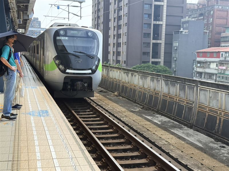 巴威颱風來襲,臺鐵宣布7月11日中午12時前調整班次,除彰化至潮州區間快車及沙崙線正常行駛外,其餘列車全面停駛。(圖/記者李育道攝影)