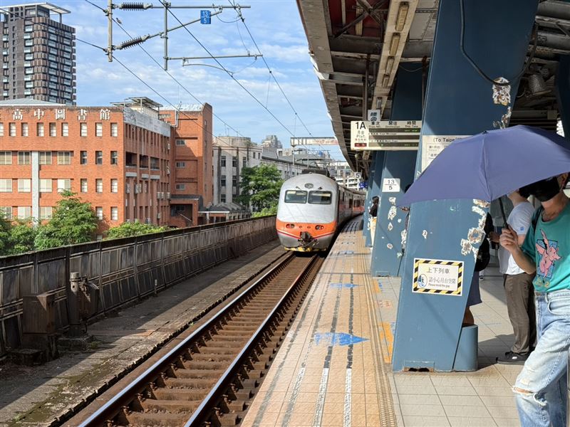 因應薔琵颱風,台鐵緊急加開班車。(圖/記者李育道攝影)