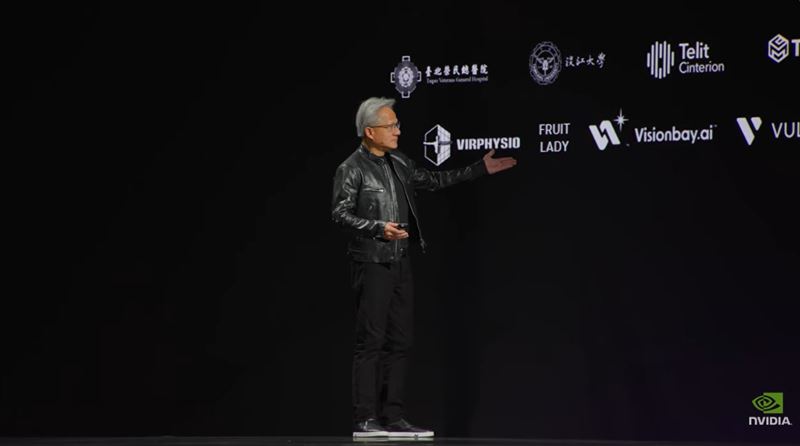 黃仁勳日前在台北出席GTC Taipei 2026主題演講。（圖／翻攝自NVIDIA YT）