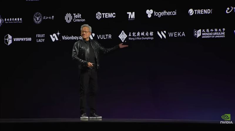 黃仁勳演講時，背板上除了AI供應鏈夥伴外，還私心加入多家訪台必吃餐廳。（圖／翻攝自NVIDIA YT）
