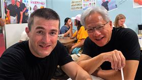 知名科技播客Lex Fridman和黃仁勳於2日在饒河夜市大啖芒果冰。（圖／翻攝自X平台 @lexfridman）