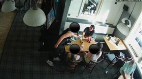 女子拔自己頭髮栽贓店家。（圖／翻攝臉書）