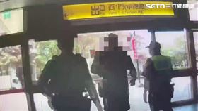 何姓男街友在北車毆打社會局潘姓男志工遭逮。（圖／翻攝畫面）