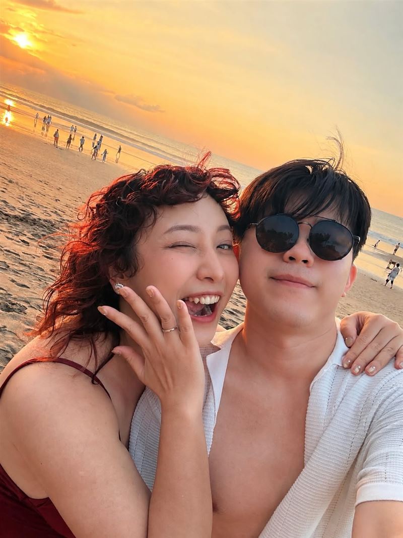 羅莎莎被男友驚喜求婚。（圖／翻攝自IG @sasanitenite）