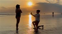 海邊看到下跪求婚！近看竟是金曲女星