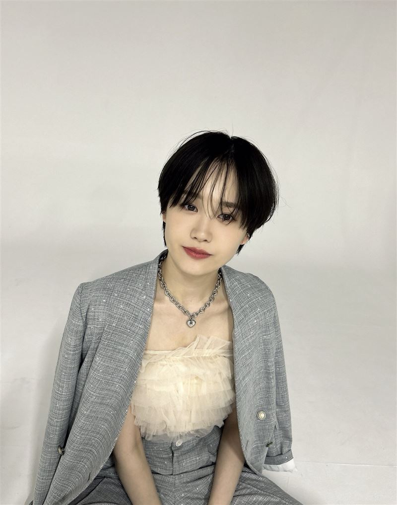 日本25歲女星尾碕真花宣布離開合作14年的經紀公司Oscar Promotion（奧斯卡傳播）。（圖／翻攝自X平台 @12osaki_ichika）