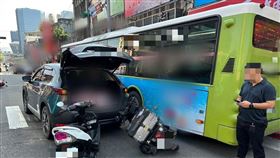 台北市南港區今（3日）上午發生一起5車追撞事故，造成2名機車騎士受傷。（圖／翻攝畫面）