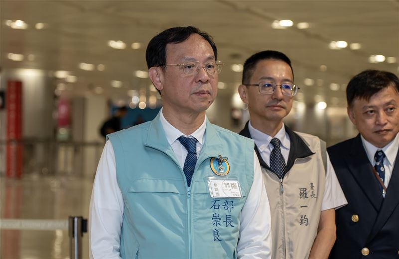 衛福部長石崇良（左1）今日上午赴桃園國際機場，實地視察機場檢疫措施及跨機關聯防運作情形。（圖／疾管署提供）