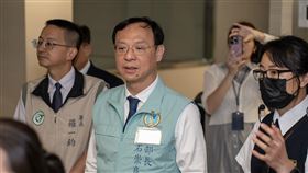 衛福部長石崇良今日上午赴桃園國際機場，實地視察機場檢疫措施及跨機關聯防運作情形。（圖／疾管署提供）