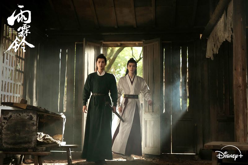楊洋（左）、方逸倫（右）在劇中視彼此為生死之交。（圖／Disney+提供）