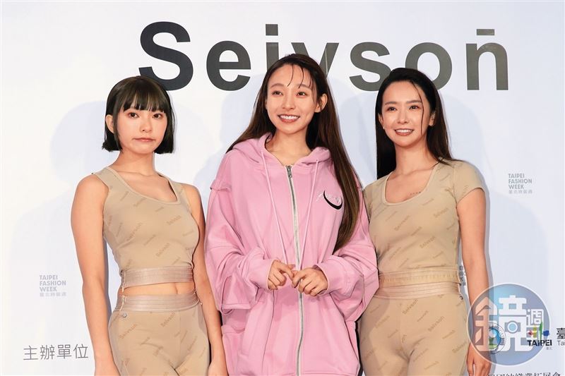 當初還叫「張雅涵」的禾羽（右），曾與林襄（中）、李芷霖（左）出席時裝週；不過後來她改名、單飛，選擇自力發展。（圖／鏡週刊）