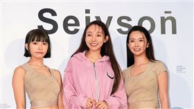 當初還叫「張雅涵」的禾羽（右），曾與林襄（中）、李芷霖（左）出席時裝週；不過後來她改名、單飛，選擇自力發展。（圖／鏡週刊）