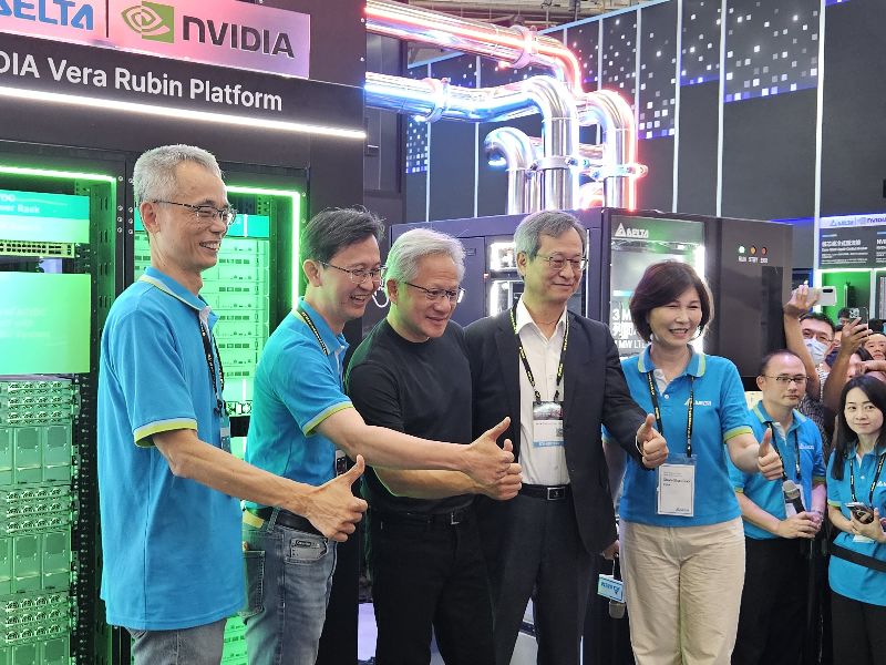 輝達(NVIDIA)執行長黃仁勳(前排中)日前逛COMPUTEX展場,前往合作夥伴台達電攤位站台,台達電總裁張訓海(前排右2)、品牌長郭珊珊(前排右1)、電源及系統事業群總經理陳盈源(前排左2)、電源及零組件事業範疇執行副總裁史文景(前排左1)等主管親自接待