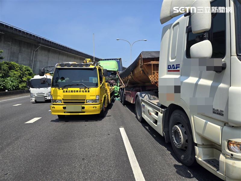 國道1號北上22.7公里處發生貨櫃車追撞砂石車事故。（圖／翻攝畫面）