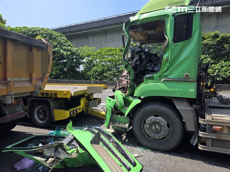 國道1號北上22.7公里處發生貨櫃車追撞砂石車事故。（圖／翻攝畫面）