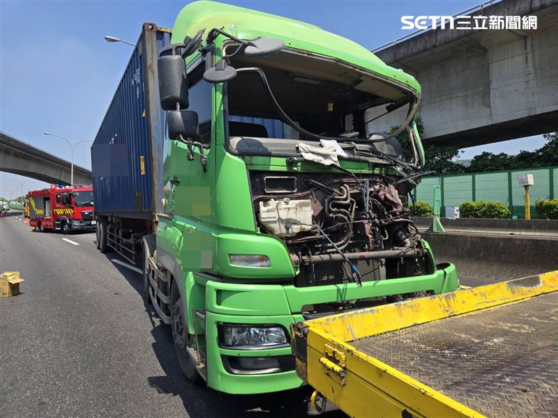 國道1號北上22.7公里處發生貨櫃車追撞砂石車事故。（圖／翻攝畫面）