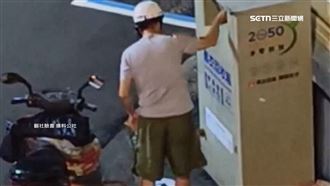 獨／舊衣箱當衣櫃挑　男在商圈搜刮回收衣