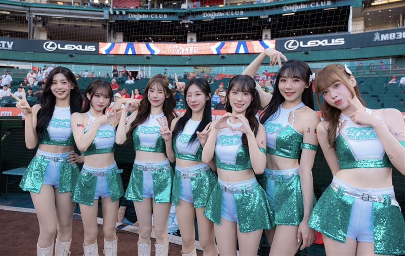 睦那京（左起）、Ann、一暄、璇璇、小雲、飛飛、芮妮穿洋基女孩制服。（圖／洋基工程提供）