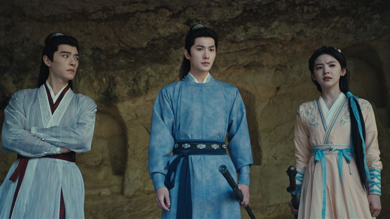 （左起）方逸倫、楊洋、章若楠前往探案。（圖／Disney+提供）