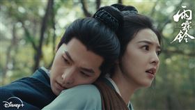 楊洋（左）拍武打戲留後遺症。（圖／Disney+提供）