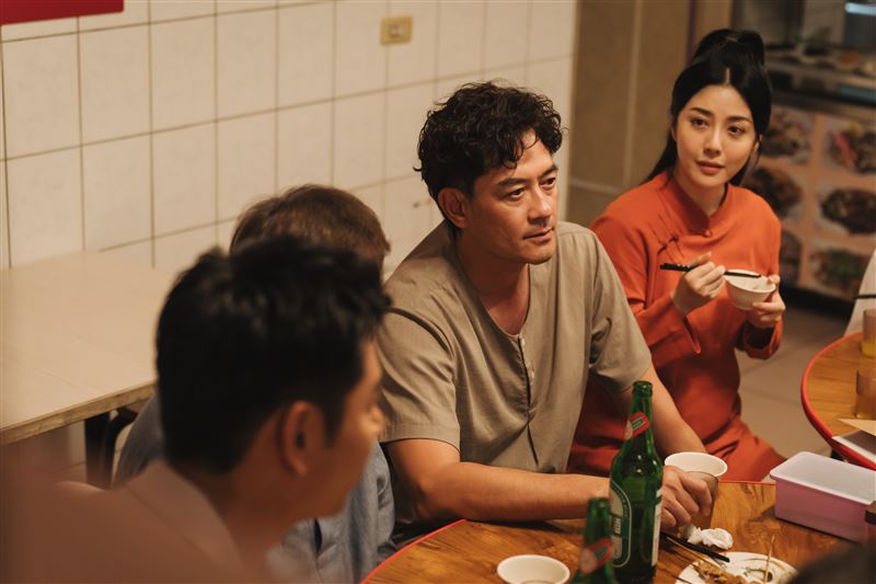柯叔元（右二）飾演紙藝職人王傳松，與韓瑜（右一）逐漸建立深厚情感，跨越時空的相遇也悄悄改變彼此的人生。（圖／Hami Video提供）