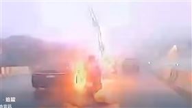 外送員在雨中騎機車行經高架橋時，突遭雷電直接擊中安全帽。（圖／翻攝畫面）
