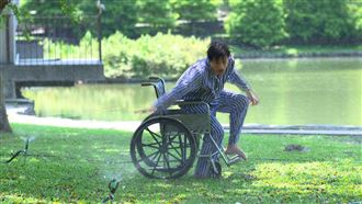 八點檔反派中風坐輪椅遭狂虐　狼狽慘況曝