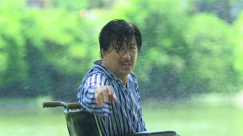 吳皓昇中風失語後坐上輪椅，昔日大魔王落魄模樣讓觀眾直呼大快人心。（圖／民視提供）