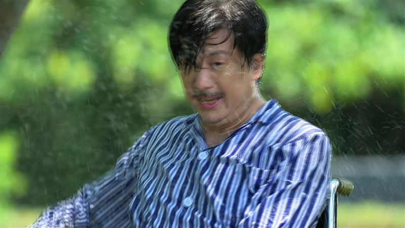 吳皓昇遭灑水器狂噴全身濕透。（圖／民視提供）