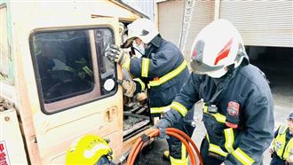 東石吊車失衡翻覆！司機慘遭吊勾砸死