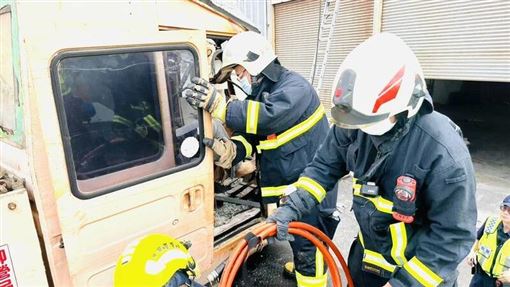 東石吊車失衡翻覆！司機慘遭吊勾砸死